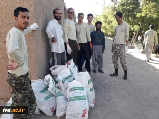 در جریان بازدید مدیر کل حراست دانشگاه های فنی و حرفه ای کشور از روستای چاه قدس خوسف؛
مدیری که در بازدید از اردوی جهادی، خودش جهادگر شد/ انتقاد یزدانیان از نبود دهیار و راه برای روستایی در 70 کیلومتری شهر