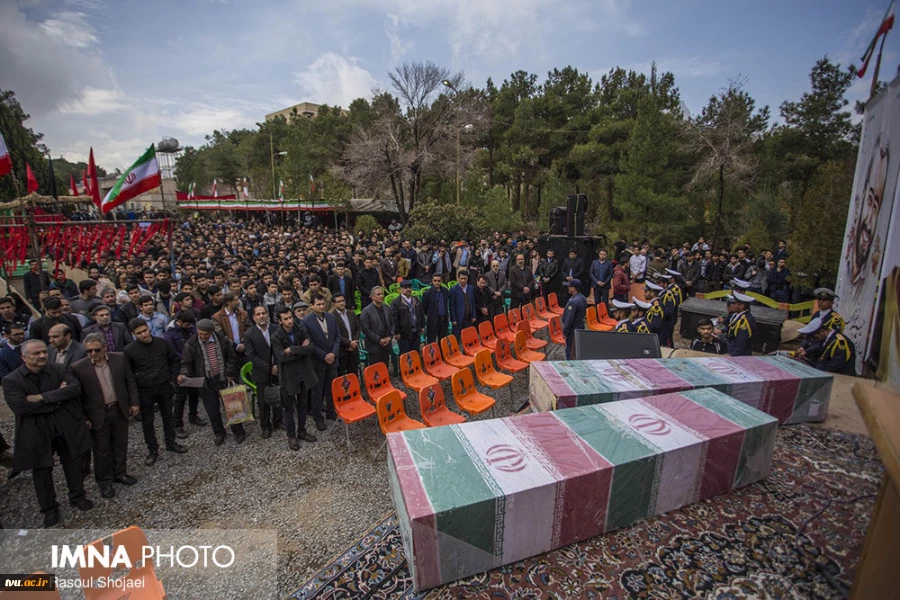 پیکر مطهر دو شهید گمنام بر روی دستان دانشجویان و اساتید در دانشکده فنی شهید مهاجر اصفهان  تشییع و تدفین شدند.