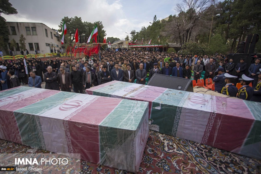 پیکر مطهر دو شهید گمنام بر روی دستان دانشجویان و اساتید در دانشکده فنی شهید مهاجر اصفهان  تشییع و تدفین شدند.