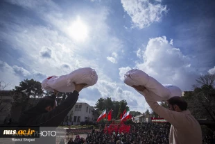 پیکر مطهر دو شهید گمنام بر روی دستان دانشجویان و اساتید در دانشکده فنی شهید مهاجر اصفهان  تشییع و تدفین شدند.