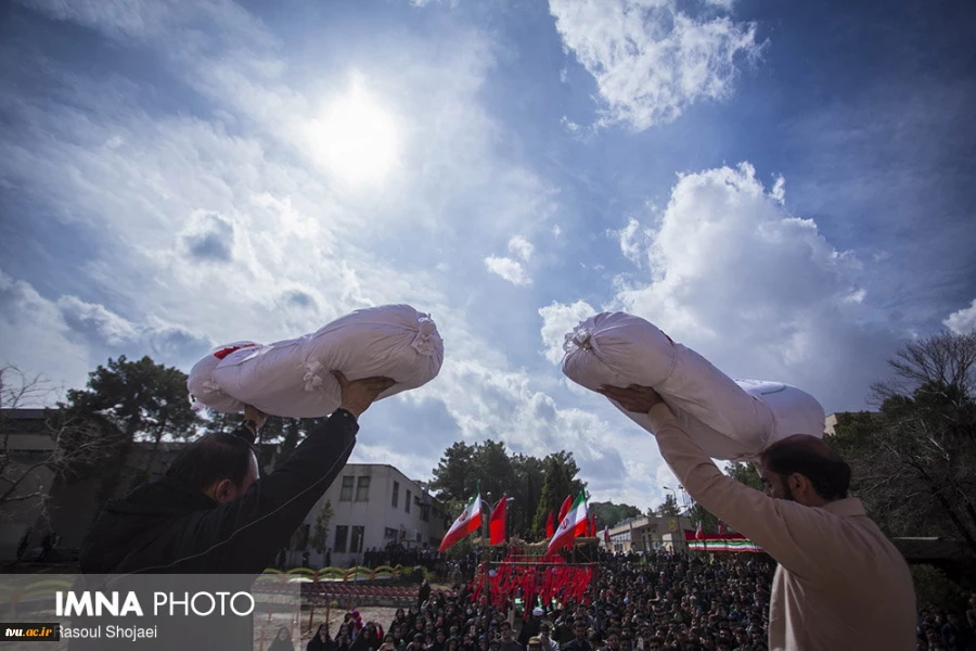 پیکر مطهر دو شهید گمنام بر روی دستان دانشجویان و اساتید در دانشکده فنی شهید مهاجر اصفهان  تشییع و تدفین شدند.