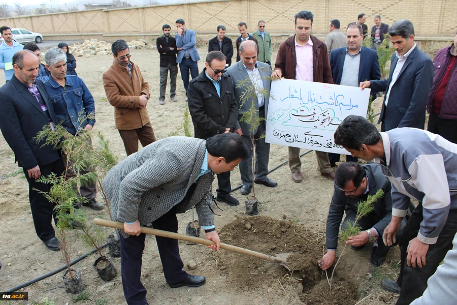 مراسم کاشت نهال با شعار "هر دانشجو یک درخت" در دانشگاه فنی و حرفه ای همدان