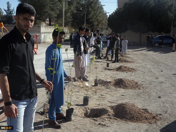 برگزاری مراسم روز درختکاری و کاشت نهال با شعار " هر دانشجو ، یک درخت " توسط دانشجویان و کارکنان آموزشکده فنی و حرفه ای شهید باهنر زاهدان