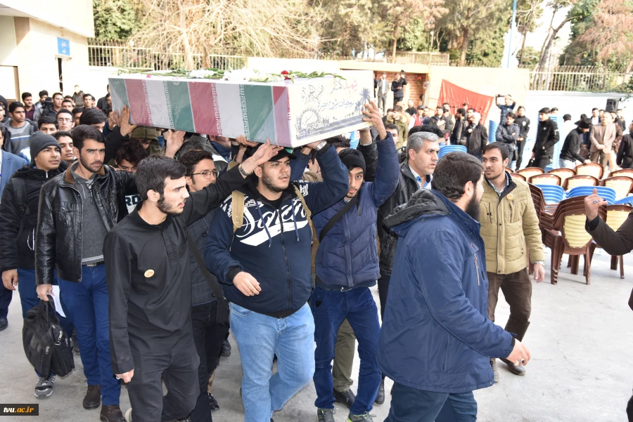 در آخرین روز بهمن ماه
پیکر پاک شهید گمنام هشت سال دفاع مقدس در دانشکده فنی و حرفه ای شهید شمسی پور تهران تشییع شد 5