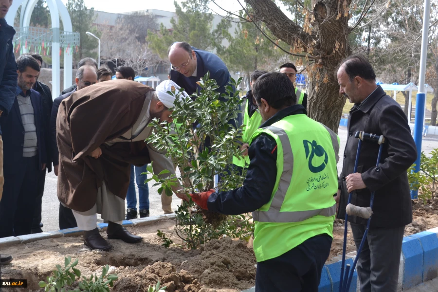 در راستای شعار هر دانشجو یک درخت در مراکز دانشگاه فنی و حرفه ای استان آذربایجان شرقی رخ داد
"آیین کاشت نهال به مناسبت روز درختکاری " 4