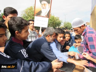 حضور پرصلابت دانشگاهیان دانشکده فنی و حرفه ای پسران سمنان در راهپیمایی یوم الله ۱۳ آبان 1398 14