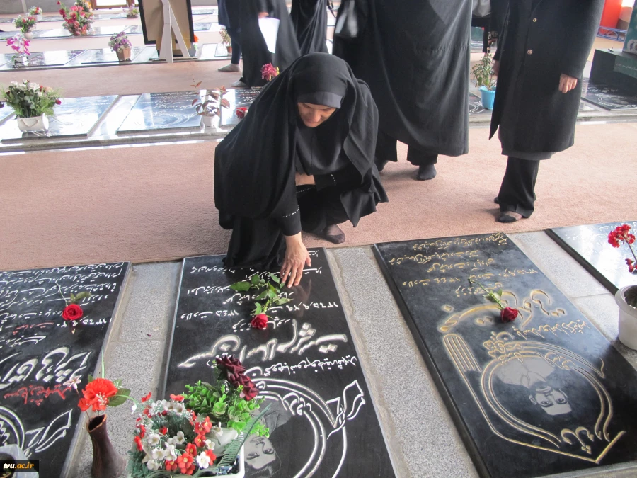 حضور دانشجویان و همکاران و اساتید  بسیجی آموزشکده دکتر معین در گلزار شهدای رشت به مناسبت گرامیداشت هفته بسیج 3