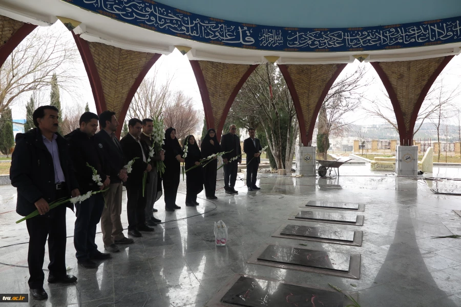 حضور رئیس و کارکنان دانشگاه فنی استان ایلام در مزار شهدای گمنام جهت تجدید میثاق با امام و آرمانهای انقلاب اسلامی  2