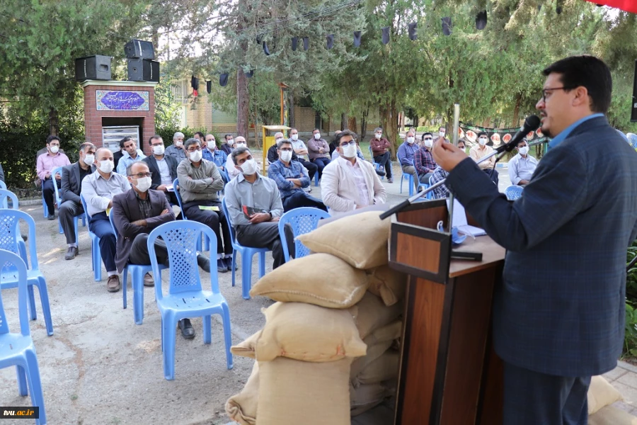 مراسم قرائت زیارت عاشورا و بزرگداشت هفته دفاع مقدس در جوار مرقد شهید گمنام آموزشکده شهید مفتح همدان برگزار شد. 4