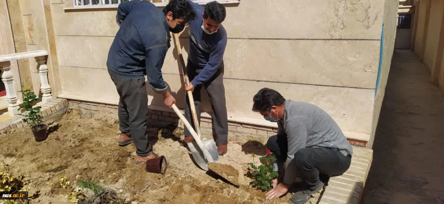 گل کاری محوطه دانشکده فنی شهید رجایی قوچان به مناسب هفته درختکاری انجام شد 2